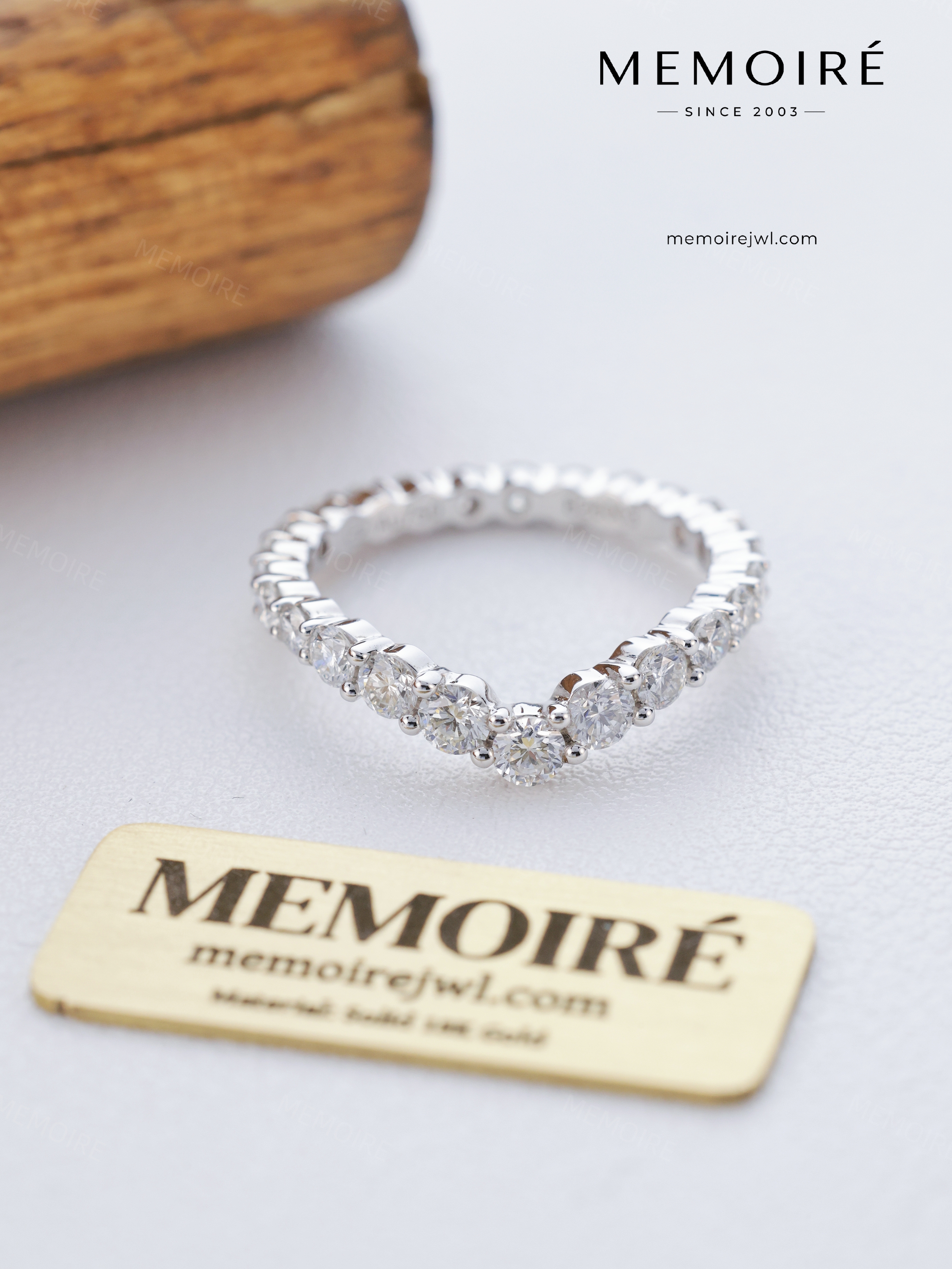 MEMOIRÉ 18K White Gold V-Shape Paved Diamond Ring